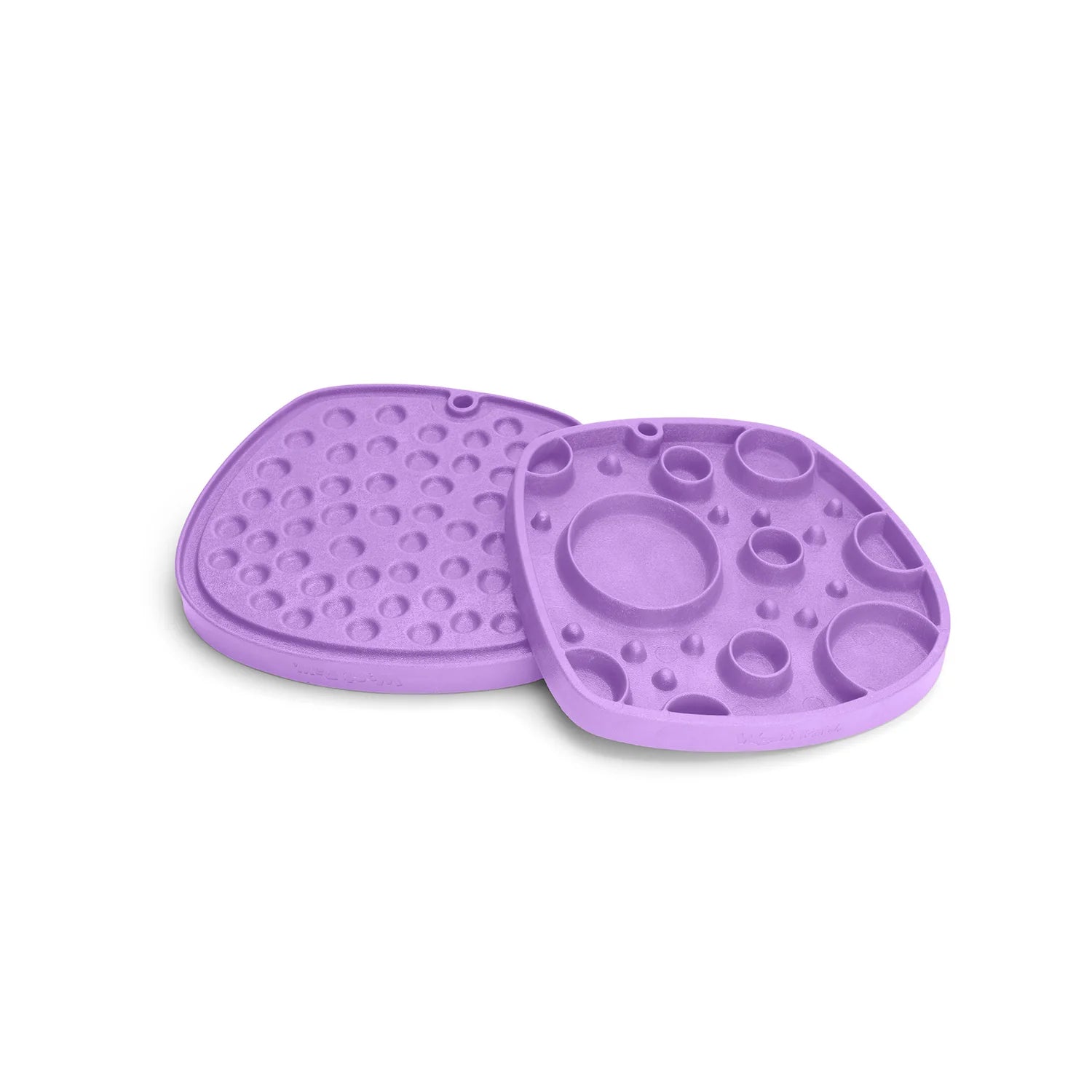 Encourage your dog to feast the way nature intended with the all-in-one innovative enrichment mat that brings a slow feeder and lick mat together to provide an engaging variety between feeding and treating.